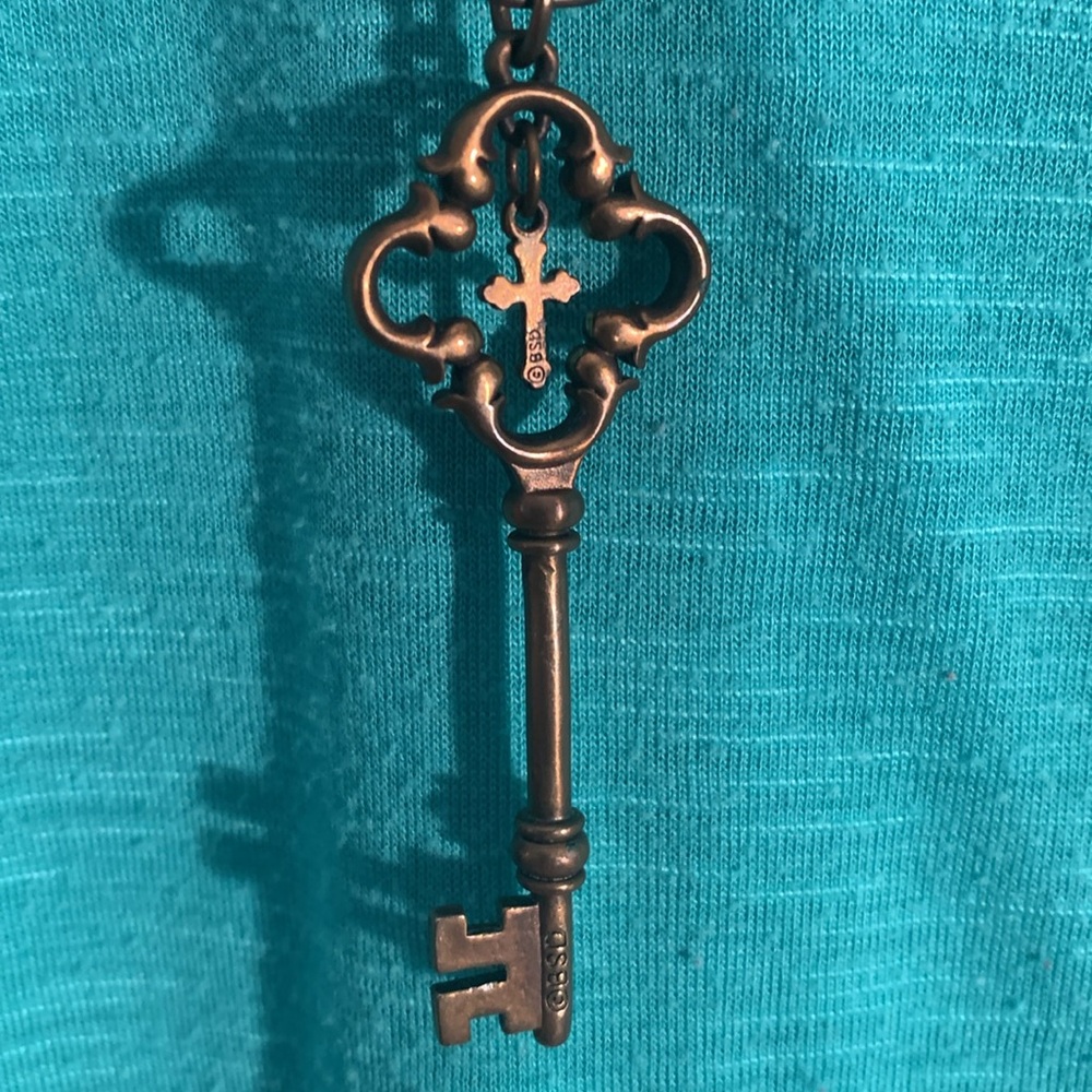 Vintage Inspired Bronze Key Pendant Necklace with 15” chain EUC